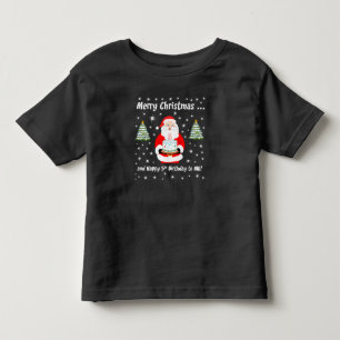 Santa hält Geburtstagskuchen Frohe Weihnachten 5. Kleinkind T-shirt