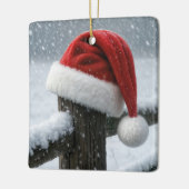 Santa Hat On a Snowy Fence Post Keramikornament (Links)