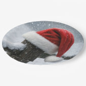 Santa Hat On a Snowy Fence Post Pappteller (Schrägansicht)