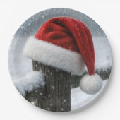 Santa Hat On a Snowy Fence Post Pappteller (Vorderseite)