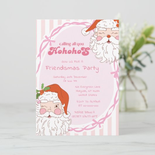Santa Ho Ho Hos Funny Friendsmas Weihnachtsfeierta Einladung (Stehend Vorderseite)