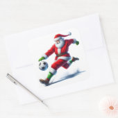 Santa Kicking a Soccer Ball im Freien Quadratischer Aufkleber (Umschlag)