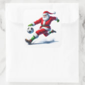 Santa Kicking a Soccer Ball im Freien Quadratischer Aufkleber (Tasche)