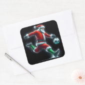 Santa Kicks ein Fußballball im Schnee Quadratischer Aufkleber (Umschlag)