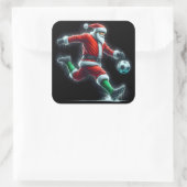 Santa Kicks ein Fußballball im Schnee Quadratischer Aufkleber (Tasche)