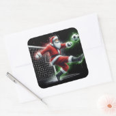 Santa Kicks ein Fußballball Weihnachten Quadratischer Aufkleber (Umschlag)