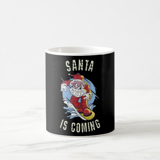 Santa kommt mit dem Snowboard Kaffeetasse (Mittel)