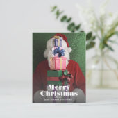 Santa mit Stapel Geschenke Feiertagspostkarte (Stehend Vorderseite)