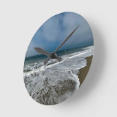 Santa Monica Beach im Herbst. Runde Wanduhr (Winkel)