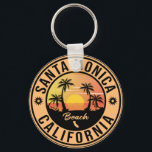 Santa Monica California Schlüsselanhänger<br><div class="desc">Santa Monica Kalifornien. Dieses Retro-Design ist ein großartiges Weihnachts- oder Geburtstagsgeschenk für die Fans von Santa Monica Beach. Das Retro Sommercamp ist ein perfektes Geschenk für Reisende und Liebhaber von tropischen Reisezielen.</div>