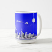 Santa Over New York City Christmas Blue Mug Kaffeetasse (VorderseiteRechts)