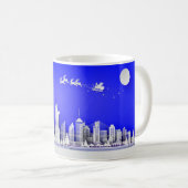 Santa Over New York City Christmas Blue Mug Kaffeetasse (VorderseiteRechts)