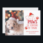 Santa Paws kommt zu Weihnachtsfotos in der Stadt Feiertagskarte<br><div class="desc">Weihnachtsfotografie & Typografie mit Fun Holiday Zitat , Weihnachtsmannmütze, Hunde- oder Katzenpaw-Prints und trendigem Schriftzeichen in Bright Red. Ein lustiges und niedliches Zitat für die Liebhaber von Weihnachten, Ferien und die Wintersaison. Spaß für die ganze Familie! Fügen Sie einfach Ihre Foto Grußkarte hinzu. ~ Karo mein Shop zu sehen, die...</div>