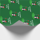 Santa penguin cartoon on golf course fun Christmas Geschenkpapier (Ecke)