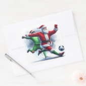 Santa Plays Fußball während der Feriensaison Quadratischer Aufkleber (Umschlag)