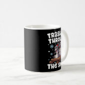 Santa Racoon Trashing Through The Snow Cute Christ Kaffeetasse (VorderseiteRechts)
