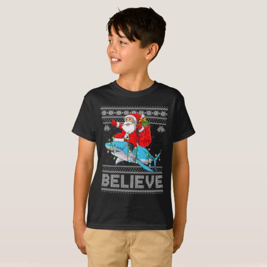 Santa Riding Shark Ugly Christmas Sweater Believe T-Shirt (Vorne ganz)