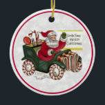 Santa sagt frohe Weihnachten Keramik Ornament<br><div class="desc">Rundschmuck mit einem Vintagen Bild aus den 40er Jahren des 19. Jahrhunderts, in dem er von seinem Auto mit Pfefferminzbonbons im Schneefall grüßt. Rote Grenze. Die Rückseite hat ein Bild von Schneefall und optionalen Text. Siehe dazu passende Acrylfotoskulpturenschmuck. Die gesamte Holiday Ornament Kollektion in den SPEZIALEN TOUCHS | Abschnitt Gastgeschenke....</div>