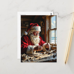 Santa schnitzt Treibholz in einer Ozeanhütte Postkarte