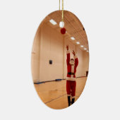 Santa Shooting Hoops Keramik Ornament (Rechts)