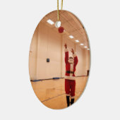 Santa Shooting Hoops Keramik Ornament (Links)