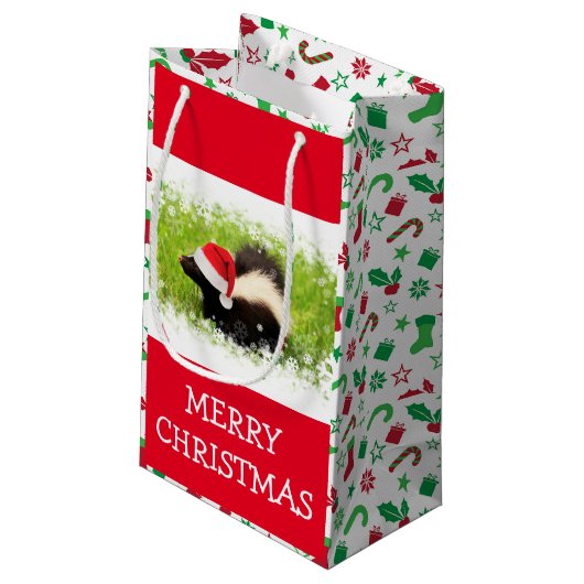 Santa Skunk mit Weihnachtsmuster Kleine Geschenktüte (Rückseite Schrägansicht)