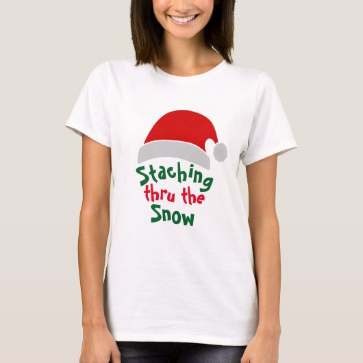 Santa Staching Thru Der Schnee: Funny Christmas T-Shirt (Vorderseite)