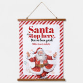 Santa Stopp hier Modernes Weißes Strip Weihnachten Wandteppich Mit Holzrahmen (Vorderseite)
