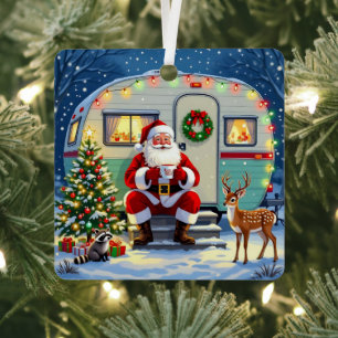 Santa trinkt heiße Schokolade außerhalb seines Woh Ornament Aus Metall