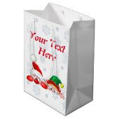 Santa und Elf Niedliche und lustige Charaktere pin Mittlere Geschenktüte (Rückseite Schrägansicht)