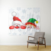Santa und Elf Niedliche und lustige Charaktere pin Wandteppich (Beispiel (Horizontal))
