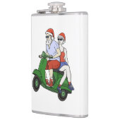 Santa und Frau Claus fahren mit einem Roller Flachmann (Links)