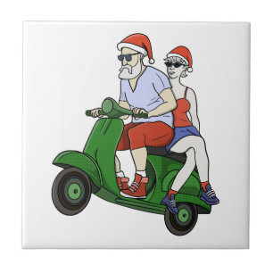 Santa und Frau Claus fahren mit einem Roller Fliese