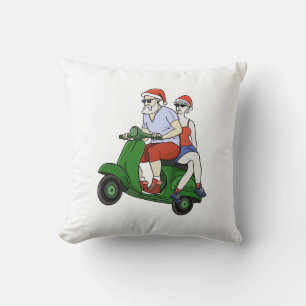 Santa und Frau Claus fahren mit einem Roller Kissen