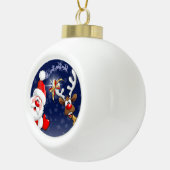 Santa und Reindeer Merry Christmassy Happy Cartoon Keramik Kugel-Ornament (Rechts)