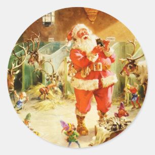 Santa und seine Elfen in den Nordpolställen Runder Aufkleber