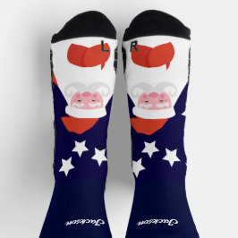 Santa und Sterne auf blauen Socken lächeln