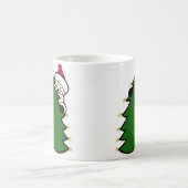 Santa versteckt sich hinter Weihnachtsbaum Kaffeetasse (Mittel)