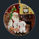 Santa - Zwei Bichon-Feuer Keramik Ornament<br><div class="desc">Der Weihnachtsmann entspannt sich vor einem gemütlichen Feuer mit seinen beiden Bichon Frise vor der großen Nacht.    (Beachten Sie,  dass Mona Lisa mit den gleichen beiden Hunden über dem Hotel hängt.)</div>