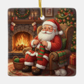 "Santa's Cozy Knitting Nook" Personalized Keramikornament (Vorderseite)