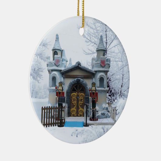 Santas Grotto mit Nutcracker Guards im Winter Keramik Ornament (Rechts)