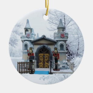 Santas Grotto mit Nutcracker Guards im Winter Keramik Ornament