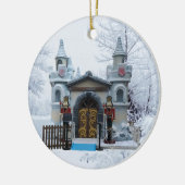 Santas Grotto mit Nutcracker Guards im Winter Keramik Ornament (Links)