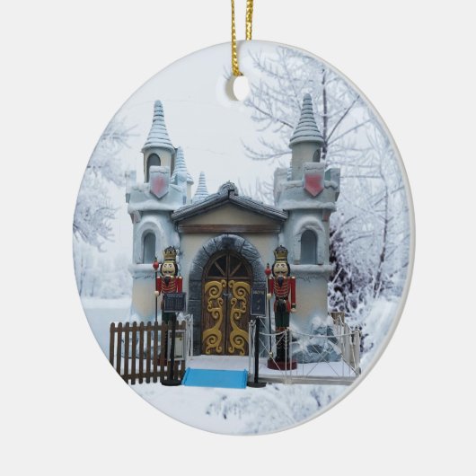 Santas Grotto mit Nutcracker Guards im Winter Keramik Ornament (Links)