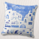 Santorini Griechischer Wasserfarben Personalisiert Kissen<br><div class="desc">Aquarellblau-weiße Stadtmalerei basierend auf Oia auf der griechischen Insel Santorini. Originelle Kunst von Nic Squirrell. Ändern Sie den Namen,  um ihn zu personalisieren.</div>