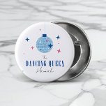 Santorini Musikdisco Bachelorette Button<br><div class="desc">Mit unserer Bougainvillea inspiriert Dancing Queen Bachelorette Kollektion bringen Sie Ihre Gäste nach Griechenland! Erleben Sie den Reiz des Mittelmeers in jedem Detail Ihres Hennenfest Party. Inspiriert von den lebhaften Farben und musikalischen Rhythmen Griechenlands, werden Sie und Ihre Gäste durch unsere in Rosa und Blau gehaltenen Einladungen und Dekorationen mit...</div>