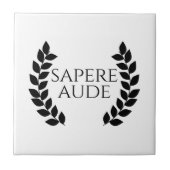 Sapere Aude Fliese (Vorderseite)