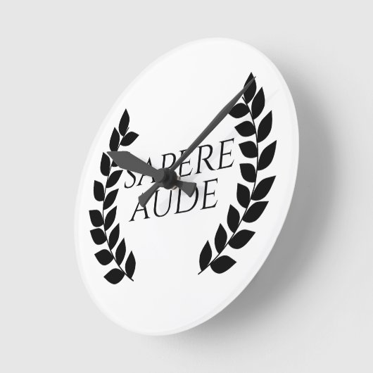 Sapere Aude Runde Wanduhr (Winkel)