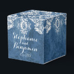 Saphire Blue Rustic Damask Muster Gastgeschenk Hoc Geschenkschachtel<br><div class="desc">Ein Vintages Design mit Kalkboard und Spitzen. Ein grunges Finish, das Teil einer Suite und einer Sammlung von passenden Gegenständen ist. Elemente können leichter angepasst werden, wenn Sie zuerst alle Foto und Texte ersetzen. Wenn Ihre Kunst noch angepasst werden muss, klicken Sie auf die Schaltfläche Diese anpassen. Das bringt Sie...</div>