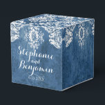 Saphire Blue Rustic Damask Muster Gastgeschenk Hoc Geschenkschachtel<br><div class="desc">Ein Vintages Design mit Kalkboard und Spitzen. Ein grunges Finish, das Teil einer Suite und einer Sammlung von passenden Gegenständen ist. Elemente können leichter angepasst werden, wenn Sie zuerst alle Foto und Texte ersetzen. Wenn Ihre Kunst noch angepasst werden muss, klicken Sie auf die Schaltfläche Diese anpassen. Das bringt Sie...</div>